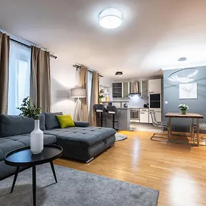 Live Centrally In A Spacious And Modern In Apartamento